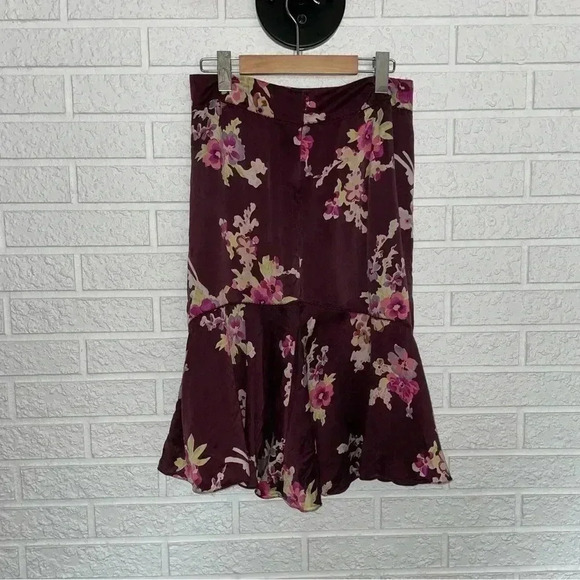 The  Limited Skirt - Picture 2 of 6